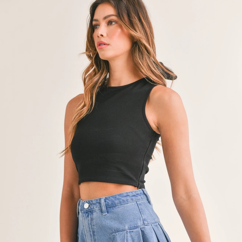 Black crop top with bow 🎀